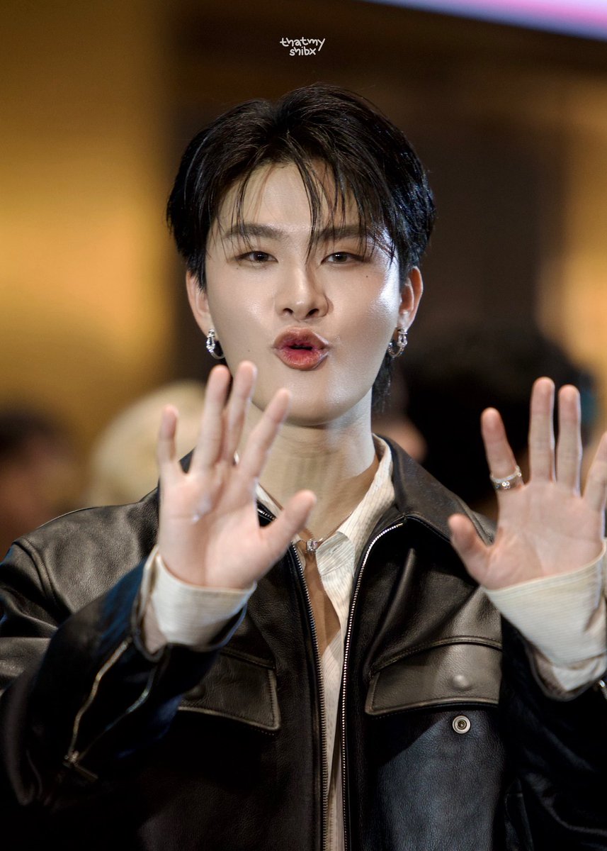 thatmyshibx's tweet photo. ไหนผู้กองเชนอน เจอแต่น้อไฮหนิ😭
#THAIchayanon 
#MchoiceMintAwards2025xBUS https://t.co/5guFRSLr2V