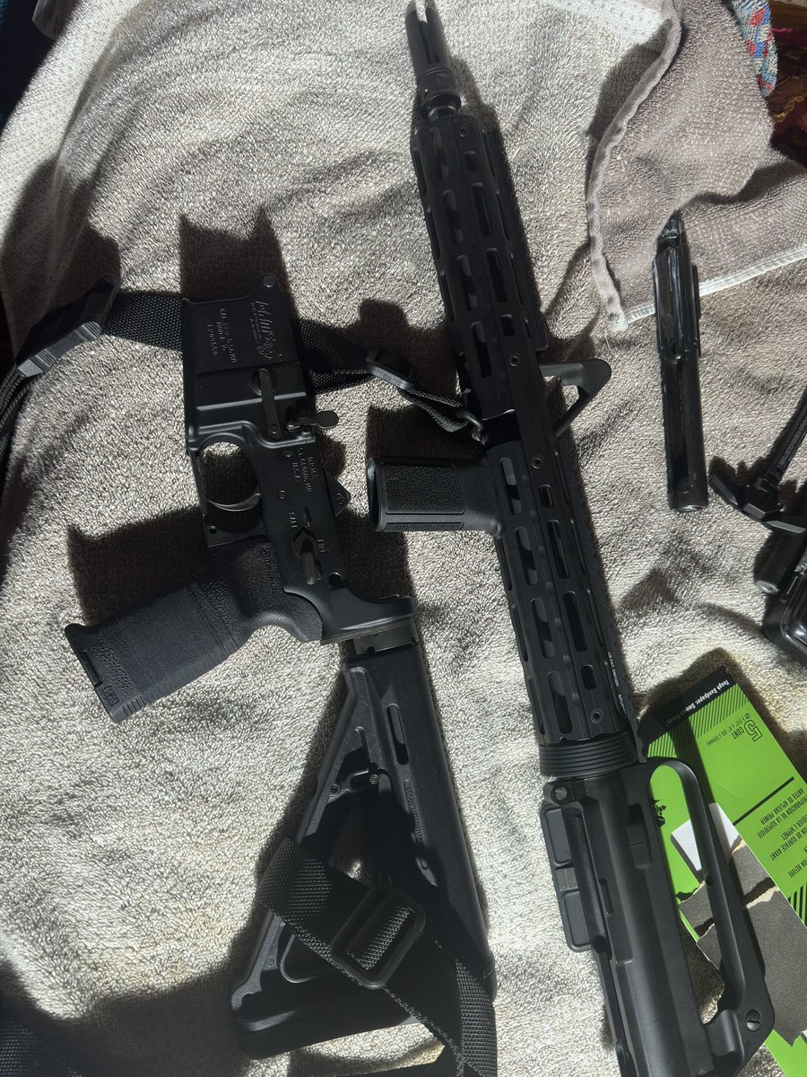 Tacticaljavi999's tweet image. Broke er down👌 #Ar #Ar15 #DPMS #Carryhandle #Carryhandlegang #Newschool #Oldschool #223rem #556nato #Surefire #Pro2a #Tactical