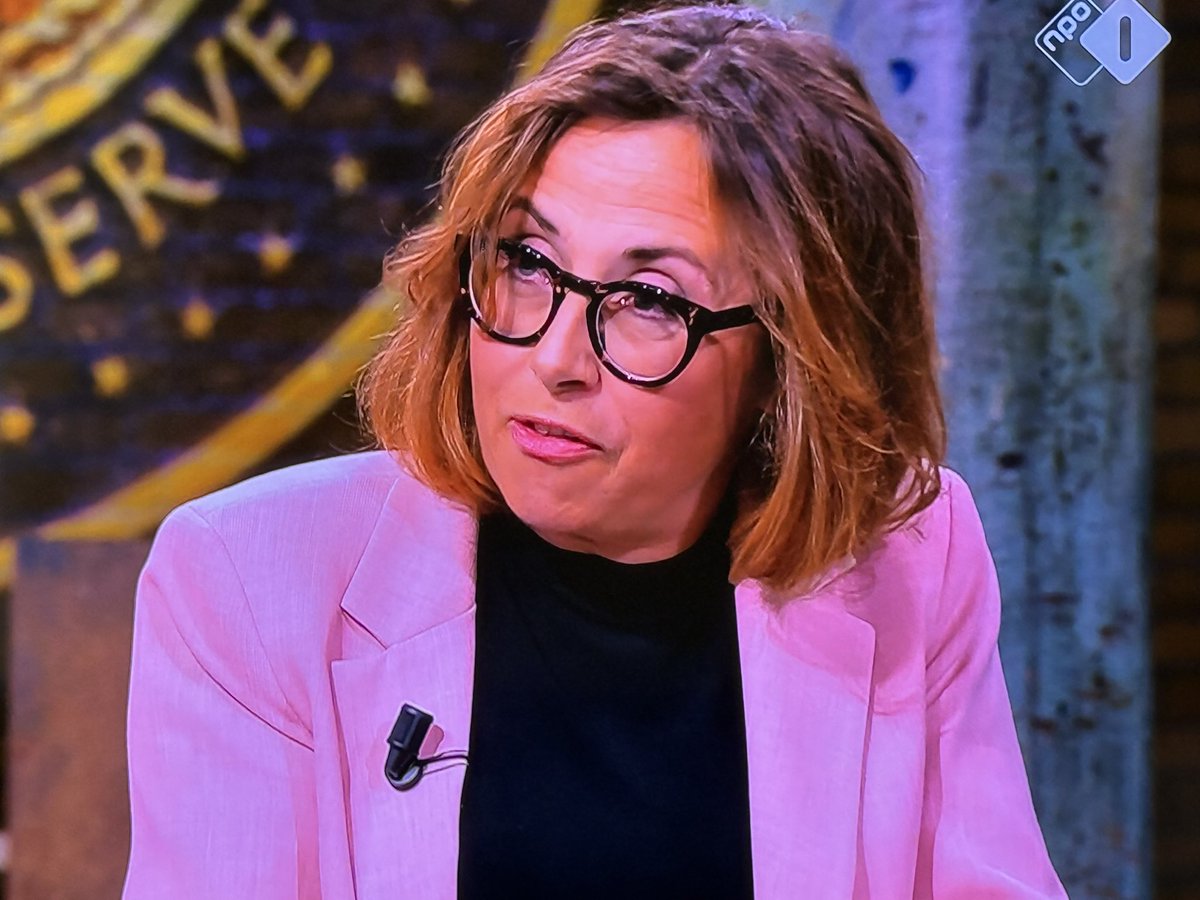 mr_Smith_Econ's tweet image. ING hoofdeconoom Marieke Blom bij #buitenhof: “we moeten als de EU eurobonds gaan uitgeven”

Wat haalt deze mevrouw in haar hoofd?

Namens wie voert deze vrouw het woord?