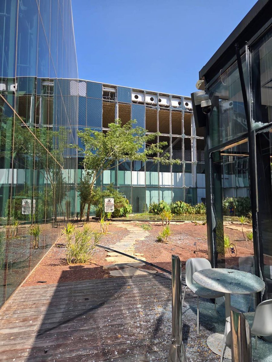 كاميرات المغتصبين تنشر صورة لأحد المباني المستهدفة بطائرة مُسيرة من اليمن داخل مطار "رامون" جنوب فلسطين المحتلة