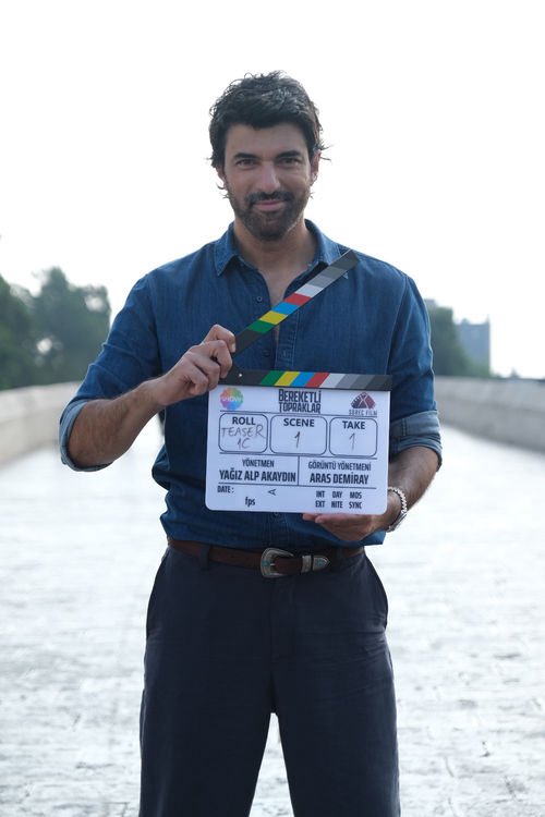 #EnginAkyürek ve #GülsimAli’nin başrollerinde yer aldığı #BereketliTopraklar dizisi, güçlü hikayesi ve kadrosuyla Adana'da çekimlere başladı!