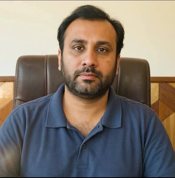ShahzadYunas786's tweet photo. Same Location 
Same Chair 
Same Background 
Same Person 
Same Hairline 

Deepak Negi aka Bahot Baloch @bahot_baluch Resident of Uttarakhand Indian 🇮🇳.

 This is undeniable proof that Terrorist Organisation BLA (Fitna-al-Hindustan) is Operated by India 🇮🇳 

India is a Terrorist State