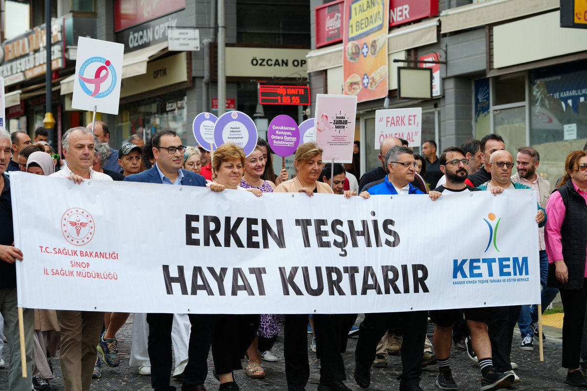 TCSinopValiligi's tweet photo. 📌 Valimiz Dr. Mustafa Özarslan ve eşi Reva Beray Özarslan Hanımefendi;
📌 3-9 Eylül "Halk Sağlığı Haftası" kapsamında “#HareketEt, #DoğruBeslen, #SağlıklıYaşa” temasıyla düzenlenen Sağlıklı Yaşam yürüyüşüne katıldı.
📌 Yürüyüşün ardından Barış Manço Parkı’nda açılan “Sağlık Sokağı” stantları ziyaret edilerek, vatandaşlara sağlıklı beslenme ve düzenli fiziksel aktivitenin önemine dair bilgilendirmeler yapıldı.
▶️ Vali Özarslan, toplum sağlığının korunması ve sağlıklı yaşam alışkanlıklarının yaygınlaştırılmasının önemine değinerek, “Sağlıklı bir gelecek için hareket etmeli, dengeli beslenmeli ve sağlığımızı korumalıyız” dedi.
@mustafaozarslnn
#HalkSağlığıHaftası
#SağlıklıYaşam
#HareketEtDoğruBeslen