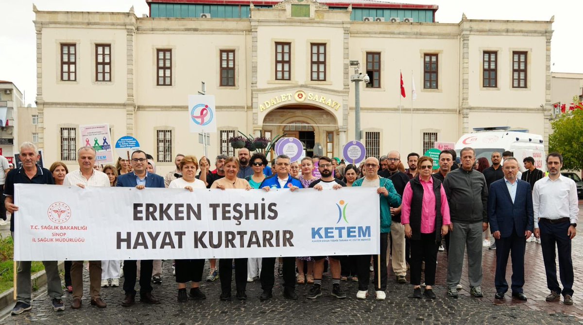 TCSinopValiligi's tweet photo. 📌 Valimiz Dr. Mustafa Özarslan ve eşi Reva Beray Özarslan Hanımefendi;
📌 3-9 Eylül "Halk Sağlığı Haftası" kapsamında “#HareketEt, #DoğruBeslen, #SağlıklıYaşa” temasıyla düzenlenen Sağlıklı Yaşam yürüyüşüne katıldı.
📌 Yürüyüşün ardından Barış Manço Parkı’nda açılan “Sağlık Sokağı” stantları ziyaret edilerek, vatandaşlara sağlıklı beslenme ve düzenli fiziksel aktivitenin önemine dair bilgilendirmeler yapıldı.
▶️ Vali Özarslan, toplum sağlığının korunması ve sağlıklı yaşam alışkanlıklarının yaygınlaştırılmasının önemine değinerek, “Sağlıklı bir gelecek için hareket etmeli, dengeli beslenmeli ve sağlığımızı korumalıyız” dedi.
@mustafaozarslnn
#HalkSağlığıHaftası
#SağlıklıYaşam
#HareketEtDoğruBeslen