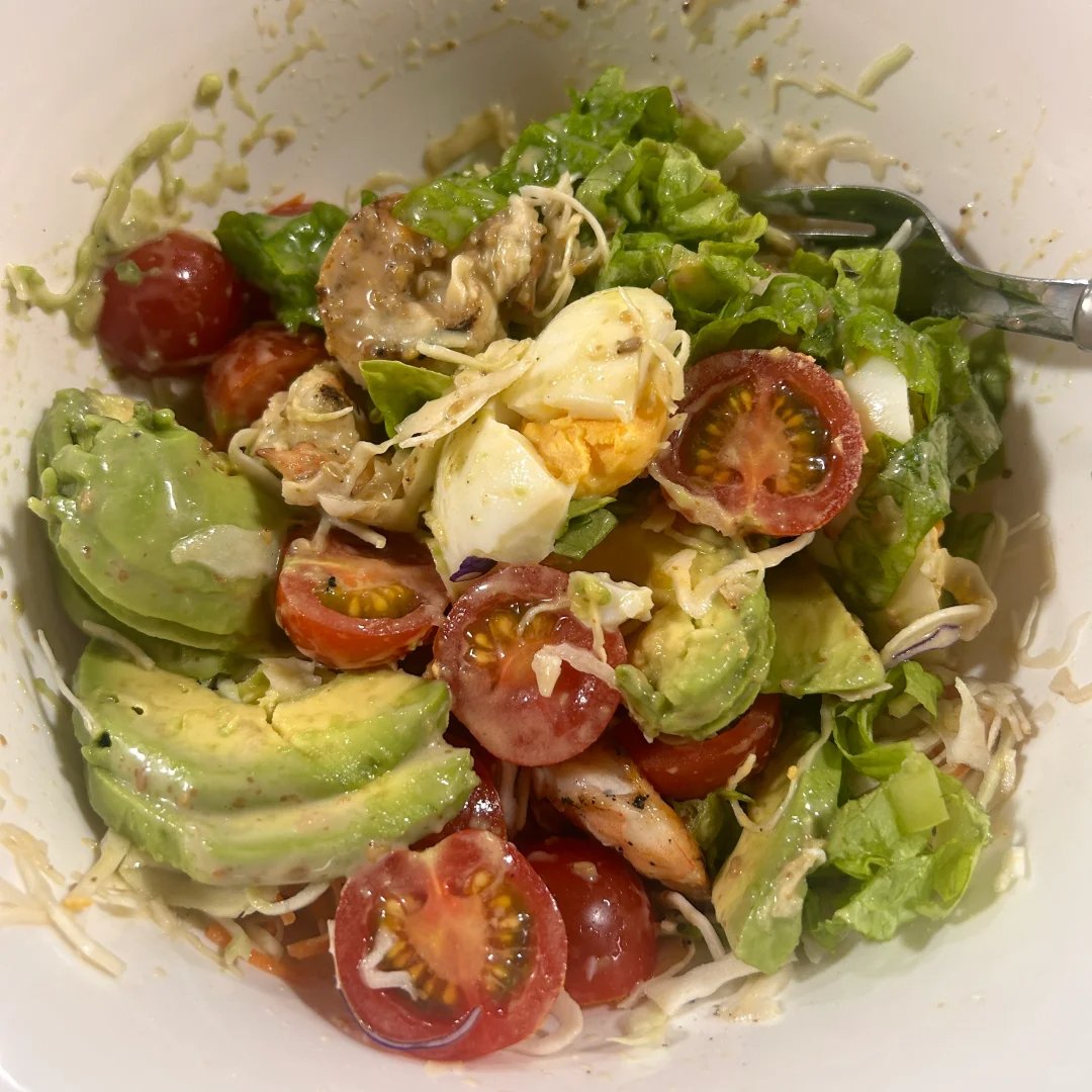 今日の自粛はロード完了✨ 夜は超満足のダイエット食を準備しました —— さっぱりとしたサラダをベースに、外は香りがよく中は柔らかい鶏胸肉をのせ、さらに少しの低カロリーヨーグルトソースをかけたら、雑穀米までも穀物の甘みがします～    
#サラダ      #鶏の胸肉