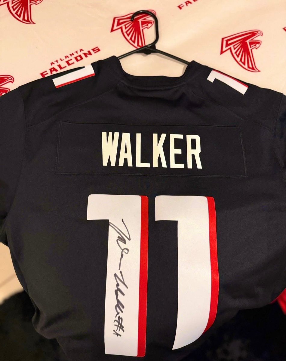 MARIOGA12000's tweet photo. Dirtybird Nation, it’s the first day of school, I meant football. Tap in with a pic of you rocking that red and blike. 🗣️ Ka Kawww #week1 #dirtybirds #jalonwalker #11 ✍🏾 #falconjersey #15thoveralldraftpick #2025nfldraft #gadawg #riseup 🅰️TL❤️🖤 🏈 📸 @JalonWlaker @AtlantaFalcons https://t.co/7ddmkNiLIa