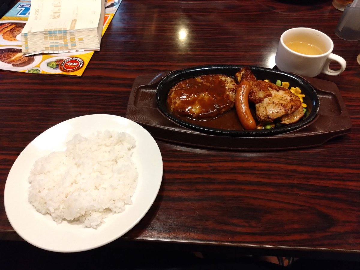 打ち合わせガスト。

会計時店員さんをチンベルで呼ぶ。
不思議そな顔で店員さん来る。
「すいませんお会計PayPayで」
すっと指さされ「はい？こちらでお願いします…」
フルセルフレジになっとる…
来るたびに注文方法や会計方法変わってるのマジやめて欲しい!!
オジサンはそんなにファミレスこんて…