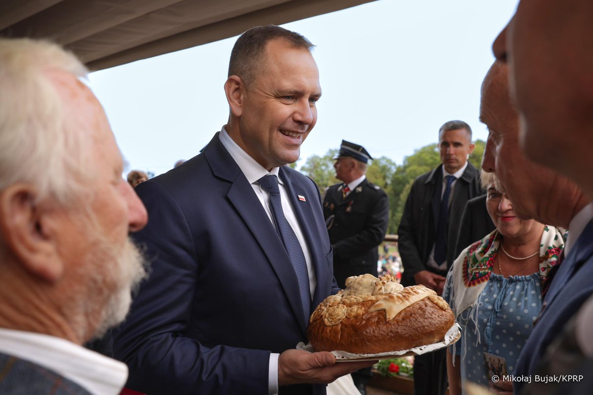 Nawrocki25's tweet photo. Prezydent Karol Nawrocki modlił się wspólnie z gospodarzami i mieszkańcami polskiej wsi w czasie dożynek na Jasnej Górze. Dziękujemy za dar chleba oraz Waszą ciężką pracę! ❤️🇵🇱 https://t.co/yX9BNakgbt