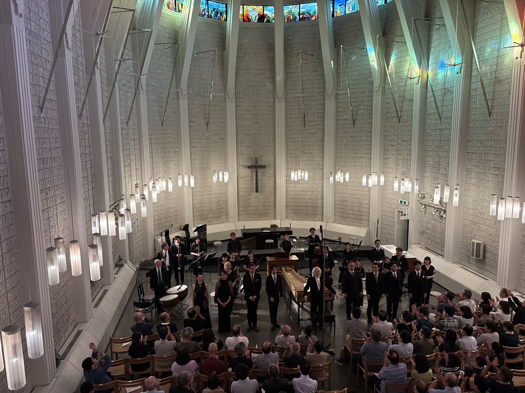 bach_collegium's tweet photo. 🎶「コラールカンタータ300年Ⅶ」
第271回 神戸松蔭チャペルコンサート、本日無事に終演いたしました🔔✨

お暑い中たくさんのお客さまにお越しいただき、心より御礼申し上げます🙏

【次回の定期演奏会はこちら 🎫】
🎶第168回定期演奏会
教会カンタータ・シリーズ vol. 92
〜コラールカンタータ300年プロジェクトⅧ〜

📘演目（両公演共通）
 J.S. バッハ
 ・《ああいかに��き、いかに虚しきものよ》BWV 26
 ・《キリストを誉め讃えよう、喜ばしく》BWV 121
 ・《幸いなるかな、神に身を委ねる者》BWV 139
 ・《装いせよ、おお愛する魂よ》BWV 180

🎶出演者
指揮：鈴木優人
ソリスト：クリステン・ウィットマー（S）、久保法之（A）、吉田志門（T）、加耒 徹（B）
 合唱・管弦楽：バッハ・コレギウム・ジャパン

🎼神戸公演
 第272回神戸松蔭チャペルコンサート
🗓️2025年10月18日（土）【18:00　※開演時間が通常とは異なります】
📍神戸松蔭大学チャペル
🔗https://t.co/irQ1mdIgTh

🎼東京公演
 第168回定期演奏会
🗓️2025年10月19日（日）15:00
📍東京オペラシティコンサートホール：タケミツメモリアル
🔗https://t.co/kuBNOIAE7J

🗣️各公演とも開演15分前よりプレトークあり！

皆さまのご来場を心よりお待ちしております����

📞お問い合わせ先
 バッハ・コレギウム・ジャパン チケットセンター
 03-5301-0950（平日10:00〜18:00）