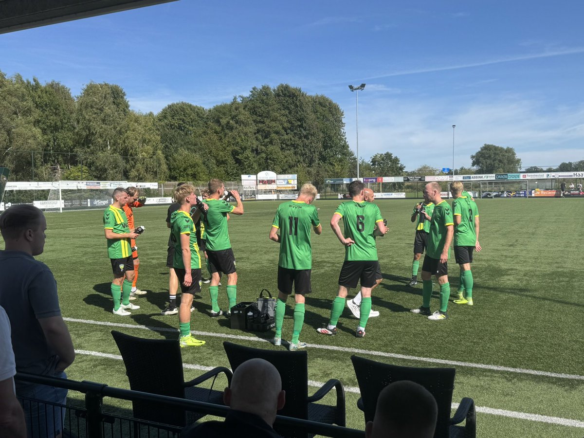 wegdamnieuws's tweet image. #BSC #Unisson - #WVV34 #Hengevelde na 23 minuten drinkkauze. Beste kans voor de groen gelen voor Bas Derkink na een pass van Salah Ouda: 0-0