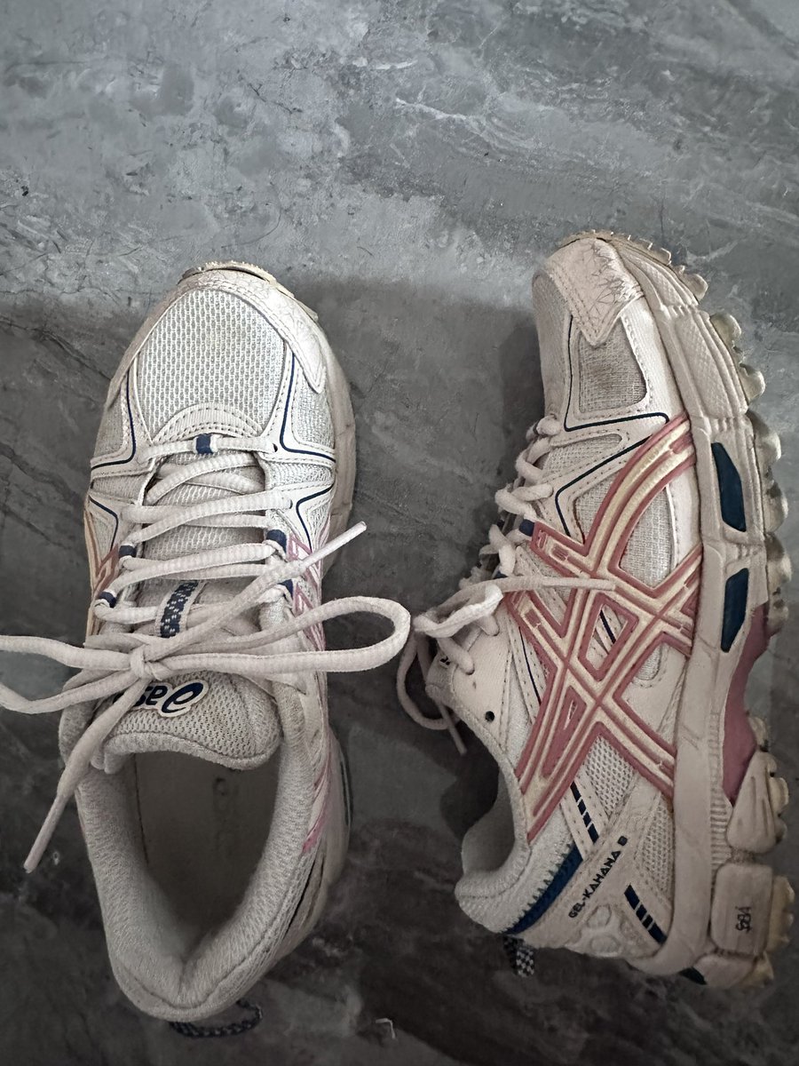 aiyundongxie's tweet photo. 36码亚瑟士 第一次收亚瑟士 没想到到手这么好看 鞋垫软软的 若隐若现的脚印痕迹也很棒 玩起来估计非常舒服 鞋主妹妹是个非常可爱的萌妹 说话很甜长得也很甜 有点想留下自己玩了 130非偏远包邮 没老哥喜欢就自己留下了 https://t.co/f142n3kzZP