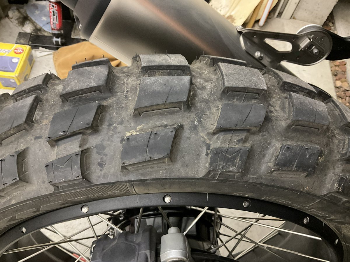 KTM819O4's tweet photo. #ANAKEEWILD #フロント21インチは可 #19インチは不可
RnineT urban G/S、HP2 Enduro、1290Super Adventure Sに装着した事があります
フロントに自然舵角がつかないタイヤで、19インチで舗装を走った時の印象が悪いです!
HP2 Enduroと今回のR12G/Sには合っているように感じます! https://t.co/IWVjdPAWuW