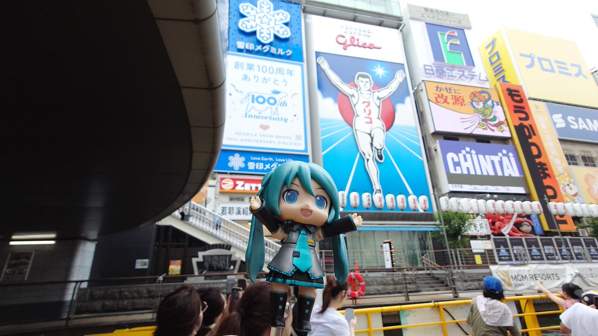 556muramasa's tweet image. 阪神優勝かヨー
えびす橋の欄干はお好み焼きのヘラがデザインされていて底面はお好み焼きの鉄板がモチーフらしいヨー✨
#mikuday
#ミクダヨー
#ぐま子
#えびす橋