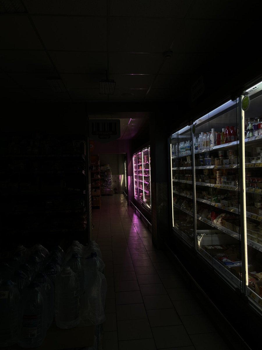 Почему-то в пятерочке был выклбчен свет но ксо работали, фотка чуть-чуть еще затемнена для эффекта, но мне сначала показалось, что наступает апокалипсис