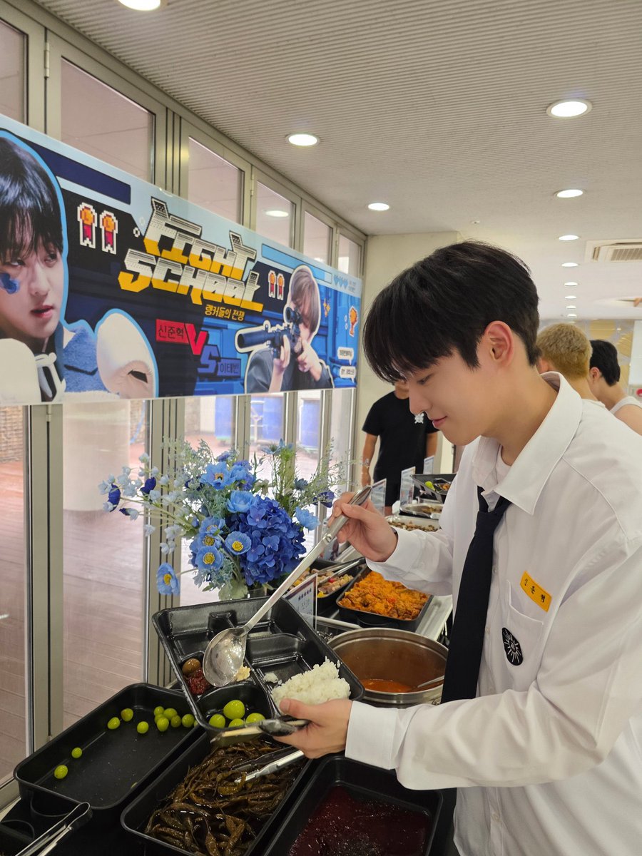 아 몰라
학교 행사할 때 애들이
야 거기 서 봐 해서 찍은 사진 같고
하나는 급식 푸는 것 같아서 기절