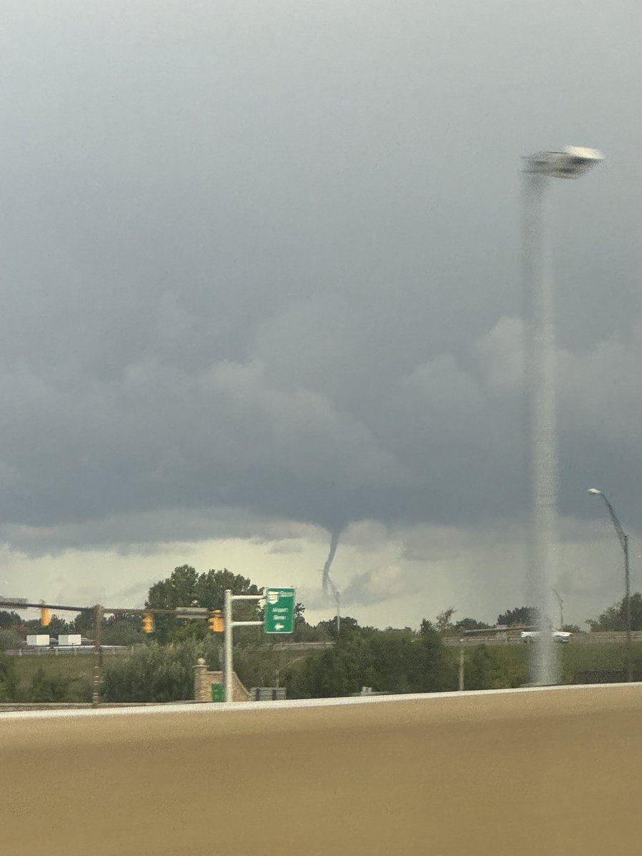 LoganWarrenWx's tweet photo. Line of waterspouts across the lake, only one pictured. Multiple other funnel clouds/waterspouts not pictured @NWSCLE @wkyc @wkycweather @BetsyKling https://t.co/kFOF6ki672