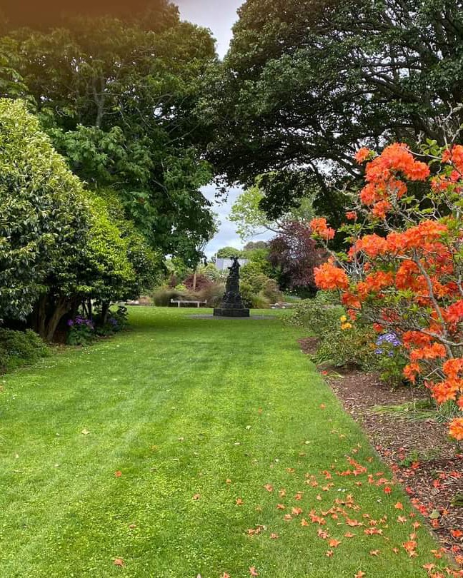 Live wisely, it's a fact that your life will change instantly the minute you choose to trade your expectations for appreciation of what of you've been already granted ! Wishing y'all a blessed &amp; relaxed Sunday...🙏⛅️☕️👌