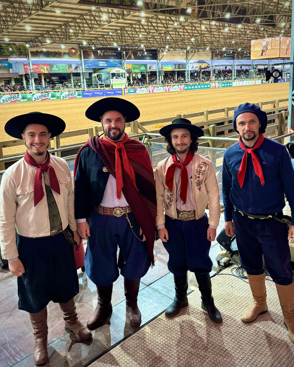 andreteixeirasg's tweet image. Muito obrigado a todos que prestigiaram nossas apresentações na Expointer! 
Fica este registro de uma delas, na final do Freio de Ouro 2025. 

#andreteixeira #expointer #musicagaucha #gaucho #sul #riograndedosul