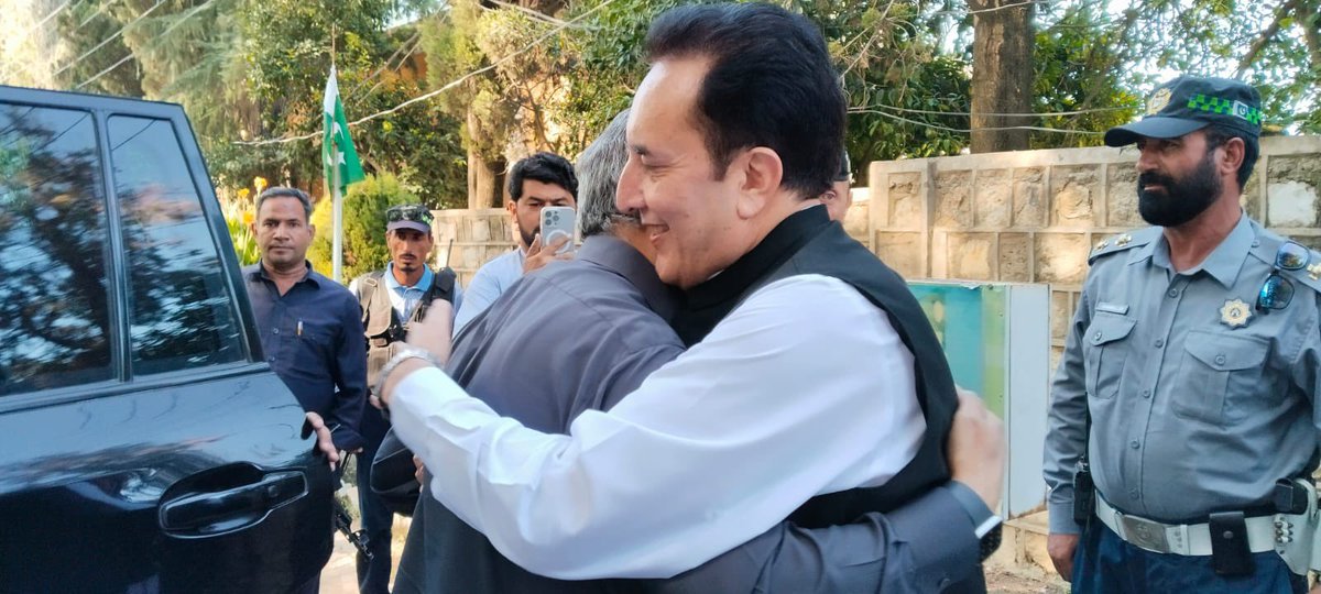 KhSaad_Rafique's tweet photo. باجوڑ —•—

محبتیں اورمسکراھٹیں   بانٹنے والوں   دلبر اور دلیر پختون بہن بھائیوں  کی سرزمین  باجوڑ  ( خار ) میں کل ھم پھر حاضر تھے 

اختیار ولی خان ، مبارک زیب خان ، شھاب الدین خان  ھمراہ تھے ، ضلعی انتظامیہ نے انتظامات کیے ۔سابق  سینیٹر مولانا عبدالرشید JUI خصوصاً تشریف لاۓ 

باجوڑ دھشت گردی ،جوابی کاروائیوں ، سیلابوں ، غربت ، بے روزگاری اور بد اعتمادی سے  زخم زخم ھے ،اسے مرھم ،علاج ، توجہ ، احترام  اعتماد اور یقین  چاھئیے 

اس بار مقصد سیلاب سے بُری طرح متاثرہ خاندانوں میں وزیر اعظم میاں شھباز شریف کی جانب سے 20 لاکھ فی خاندان امدادی چیکس کی تقسیم تھا

بات چیت ھوئ  ، ھاتھ ملے،  بغلگیر ھوۓ ، دل ملے، محبتیں اور مسکراھٹیں منتقل ھوئیں ، تبادلۂِ خیال  ھوا 

چیکس کی تقسیم کی کوئ تصویر بنانے کی اجازت نہیں دی  کیونکہ  ھر کسی کی عزت  ِ نفس کا خیال رکھنا لازم ھے۔