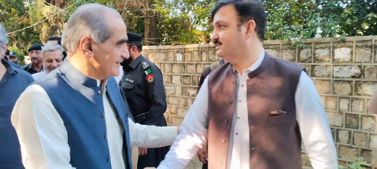 KhSaad_Rafique's tweet photo. باجوڑ —•—

محبتیں اورمسکراھٹیں   بانٹنے والوں   دلبر اور دلیر پختون بہن بھائیوں  کی سرزمین  باجوڑ  ( خار ) میں کل ھم پھر حاضر تھے 

اختیار ولی خان ، مبارک زیب خان ، شھاب الدین خان  ھمراہ تھے ، ضلعی انتظامیہ نے انتظامات کیے ۔سابق  سینیٹر مولانا عبدالرشید JUI خصوصاً تشریف لاۓ 

باجوڑ دھشت گردی ،جوابی کاروائیوں ، سیلابوں ، غربت ، بے روزگاری اور بد اعتمادی سے  زخم زخم ھے ،اسے مرھم ،علاج ، توجہ ، احترام  اعتماد اور یقین  چاھئیے 

اس بار مقصد سیلاب سے بُری طرح متاثرہ خاندانوں میں وزیر اعظم میاں شھباز شریف کی جانب سے 20 لاکھ فی خاندان امدادی چیکس کی تقسیم تھا

بات چیت ھوئ  ، ھاتھ ملے،  بغلگیر ھوۓ ، دل ملے، محبتیں اور مسکراھٹیں منتقل ھوئیں ، تبادلۂِ خیال  ھوا 

چیکس کی تقسیم کی کوئ تصویر بنانے کی اجازت نہیں دی  کیونکہ  ھر کسی کی عزت  ِ نفس کا خیال رکھنا لازم ھے۔