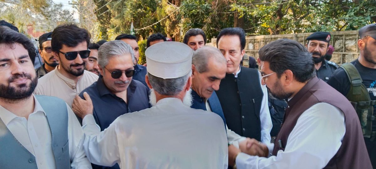 KhSaad_Rafique's tweet photo. باجوڑ —•—

محبتیں اورمسکراھٹیں   بانٹنے والوں   دلبر اور دلیر پختون بہن بھائیوں  کی سرزمین  باجوڑ  ( خار ) میں کل ھم پھر حاضر تھے 

اختیار ولی خان ، مبارک زیب خان ، شھاب الدین خان  ھمراہ تھے ، ضلعی انتظامیہ نے انتظامات کیے ۔سابق  سینیٹر مولانا عبدالرشید JUI خصوصاً تشریف لاۓ 

باجوڑ دھشت گردی ،جوابی کاروائیوں ، سیلابوں ، غربت ، بے روزگاری اور بد اعتمادی سے  زخم زخم ھے ،اسے مرھم ،علاج ، توجہ ، احترام  اعتماد اور یقین  چاھئیے 

اس بار مقصد سیلاب سے بُری طرح متاثرہ خاندانوں میں وزیر اعظم میاں شھباز شریف کی جانب سے 20 لاکھ فی خاندان امدادی چیکس کی تقسیم تھا

بات چیت ھوئ  ، ھاتھ ملے،  بغلگیر ھوۓ ، دل ملے، محبتیں اور مسکراھٹیں منتقل ھوئیں ، تبادلۂِ خیال  ھوا 

چیکس کی تقسیم کی کوئ تصویر بنانے کی اجازت نہیں دی  کیونکہ  ھر کسی کی عزت  ِ نفس کا خیال رکھنا لازم ھے۔