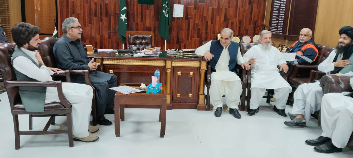 KhSaad_Rafique's tweet photo. باجوڑ —•—

محبتیں اورمسکراھٹیں   بانٹنے والوں   دلبر اور دلیر پختون بہن بھائیوں  کی سرزمین  باجوڑ  ( خار ) میں کل ھم پھر حاضر تھے 

اختیار ولی خان ، مبارک زیب خان ، شھاب الدین خان  ھمراہ تھے ، ضلعی انتظامیہ نے انتظامات کیے ۔سابق  سینیٹر مولانا عبدالرشید JUI خصوصاً تشریف لاۓ 

باجوڑ دھشت گردی ،جوابی کاروائیوں ، سیلابوں ، غربت ، بے روزگاری اور بد اعتمادی سے  زخم زخم ھے ،اسے مرھم ،علاج ، توجہ ، احترام  اعتماد اور یقین  چاھئیے 

اس بار مقصد سیلاب سے بُری طرح متاثرہ خاندانوں میں وزیر اعظم میاں شھباز شریف کی جانب سے 20 لاکھ فی خاندان امدادی چیکس کی تقسیم تھا

بات چیت ھوئ  ، ھاتھ ملے،  بغلگیر ھوۓ ، دل ملے، محبتیں اور مسکراھٹیں منتقل ھوئیں ، تبادلۂِ خیال  ھوا 

چیکس کی تقسیم کی کوئ تصویر بنانے کی اجازت نہیں دی  کیونکہ  ھر کسی کی عزت  ِ نفس کا خیال رکھنا لازم ھے۔