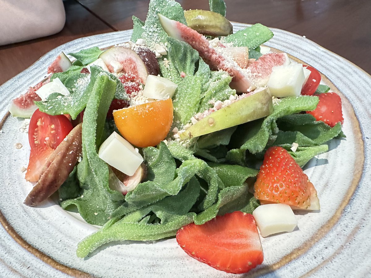 CCC01_C0111's tweet photo. experience new places and people and foods and life. https://t.co/xX1gewnCiA