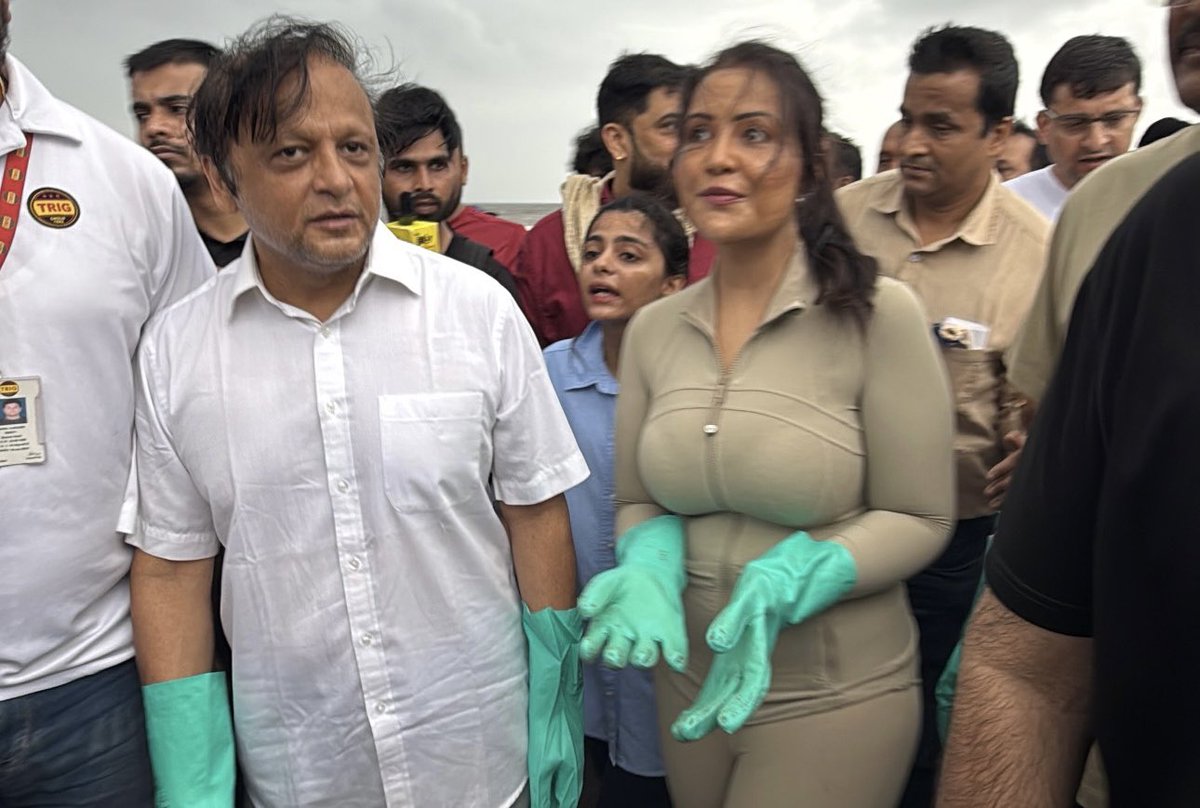 Asifbhamlaa's tweet photo. Mumbai's biggest cleanup drive post Ganpati Visarjan at Juhu Beach organised by Divyaj Foundation & @fadnavis_amruta The Ecochamps of @bhamlafoundatio  & other NGOs along with @mybmc Karmacharis joined the auspicious occasion #SwachhataHiSeva #Cleanathon 
Our planet, our responsibility.