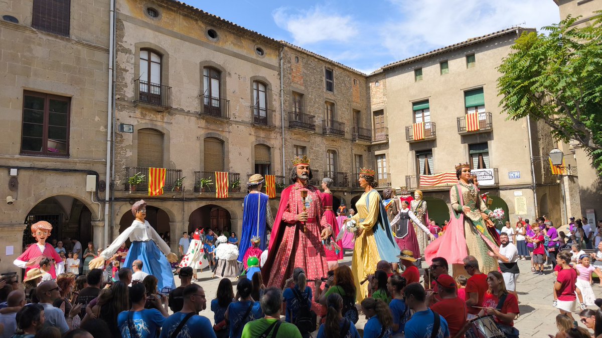 🎉 Aquest matí Guissona ha estat punt de trobada de la cultura popular amb la 11a Trobada de Gegants! Una desena de colles vingudes d’arreu de Catalunya han omplert els carrers de color, música i tradició, amb un lluïment final a la Pl. Major que s’ha vist plena de gom a gom.