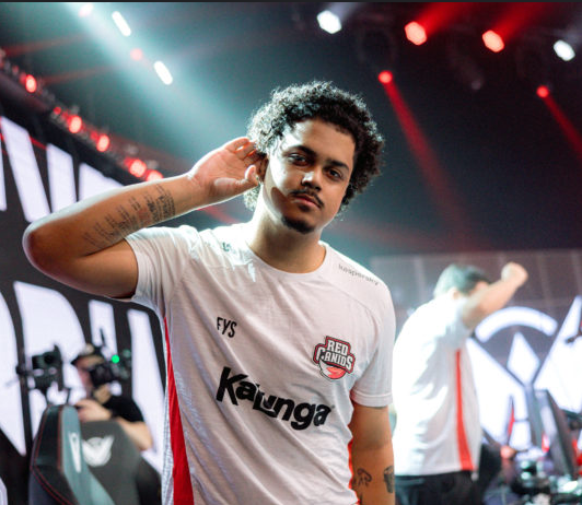 brucerlol's tweet photo. Independente de quem vence essa final esse cara aqui merece reconhecimento. 
Perdeu o qualify pro circuitão/academy  no seu primeiro ano de carreira e foi contratado pela red logo em seguida ficando em 9º do academy.
Esse ano ganhou o primeiro split do circuitão com uma lineup que toda hora ficava trocando jogador com uma OTIMA performance independente de quem jogava com ele.
E agora parando para analisar esse split dele literalmente o cara joga bem de tudo, desde AD que tem lane phase forte até hard carry's (nao vamos esquecer que o frosty tem GRANDE parcela disso tambem).
Sem contar que o bichão tambem ja foi campeao do Freefas. Esse cara tem muito a evoluir e pode ser um novo monstro da bot lane🐐.