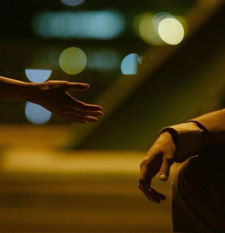 کاش الان دستم را دراز میکردم و میخورد به دستِ تو . .