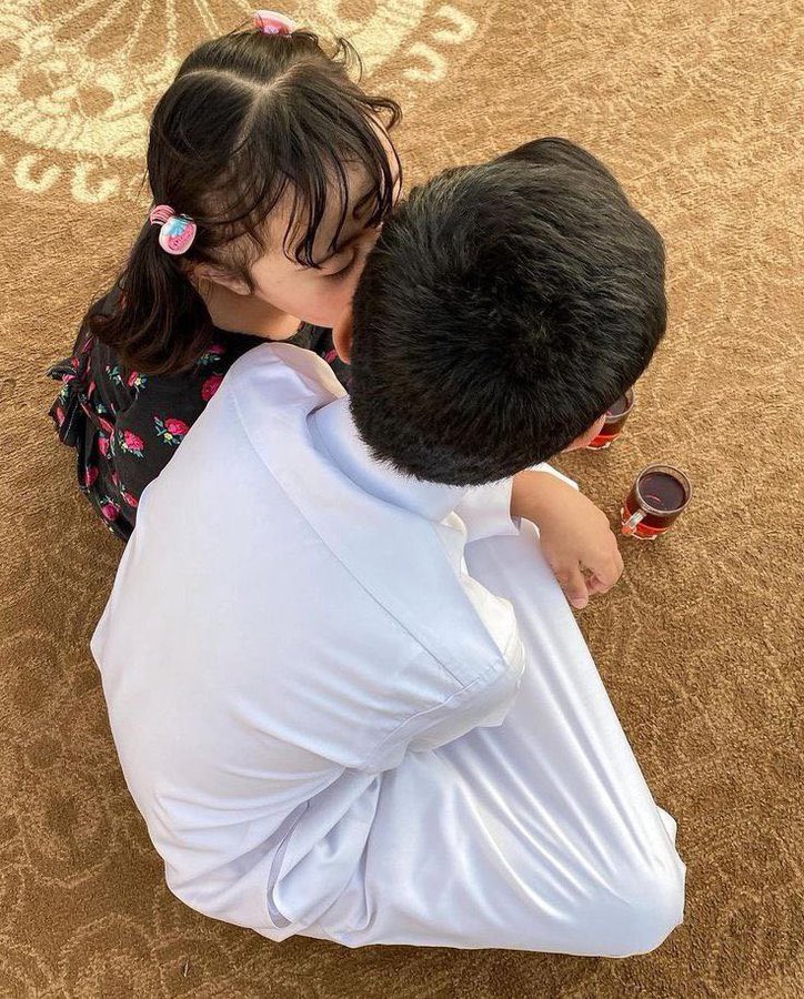 :
وش غيرك وانت من اول عشيري 
تفرح الياجيتك وتزعل اليا ابطيت 
:
ارجوك ،، يالغالي  تحدد  مصيري 
انته ،، على خبري،،  أو عني اقفيت