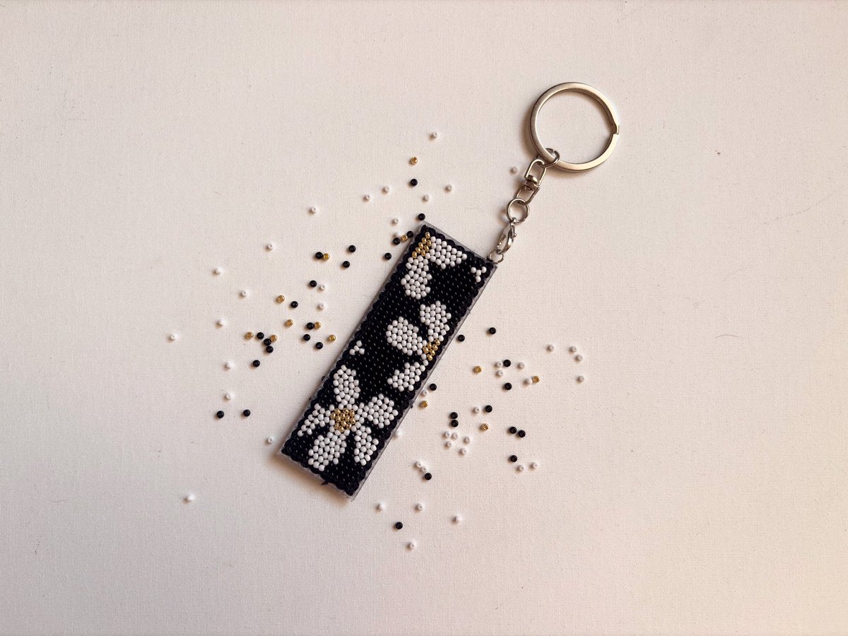 valvaler94's tweet image. моя первая вышивка на канве

поняла все ошибки

куплю разноцветную, чтобы было проще
бисер нужно использовать меньшего диаметра 
и закупиться фетром для закрытия внутренней части с нитками 

но мне нравится 🥹