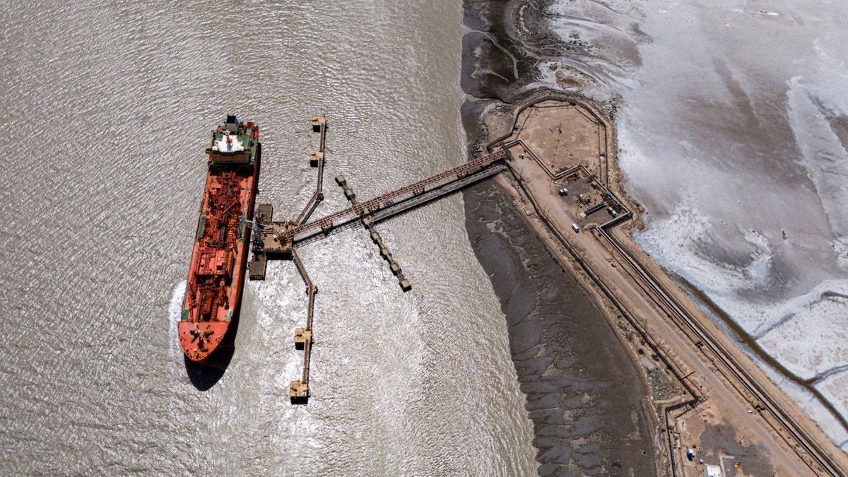 K24English's tweet image. 🛢 SOMO: U.S. Sanctions Do Not Cover Iraq’s Official Oil Exports

Iraq’s state oil marketer says recent U.S. measures against Iranian smuggling networks target private actors, not Baghdad’s crude exports. SOMO chief Ali Nizar al-Shatri stresses full compliance and vows to protect