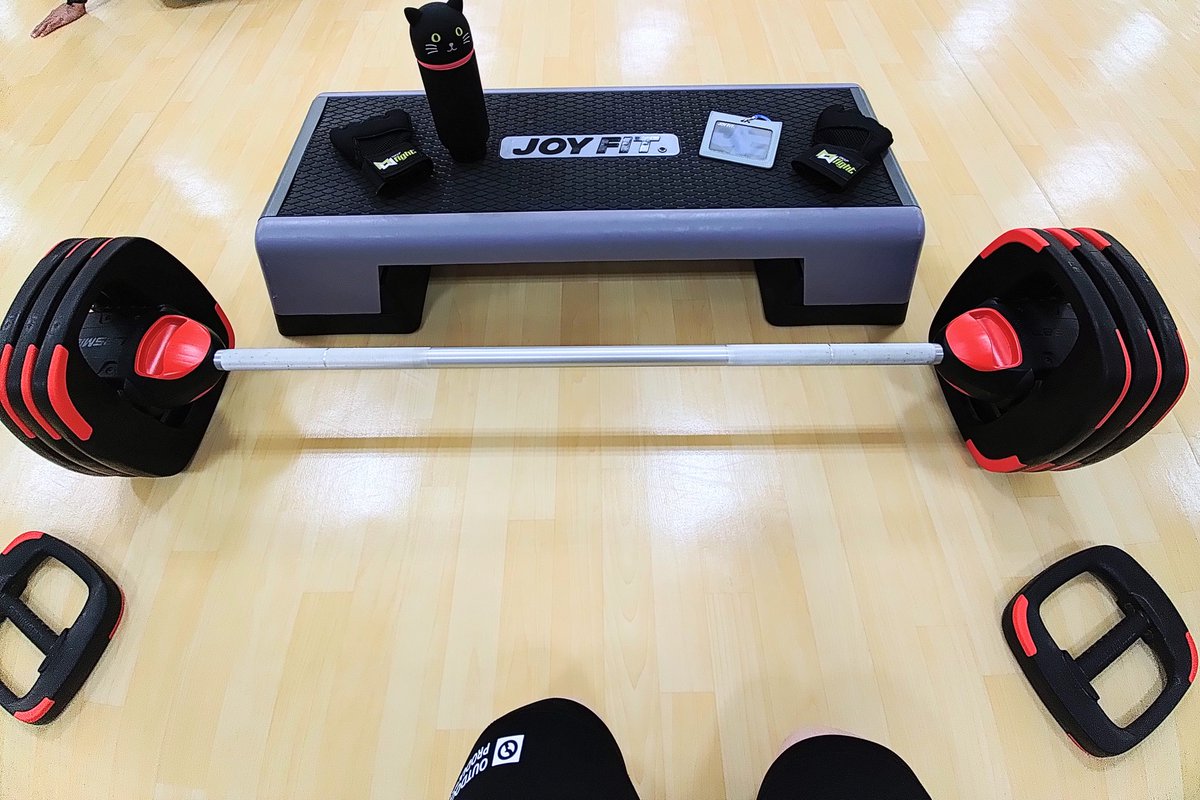 LADLE_FFS's tweet photo. #断食開け 初の #LESMILLS 。
ケトーシス最中の3週間過ぎあたりからは、高強度トレーニングがキツかったですが、少し糖質(おにぎり1個)を入れてみたら、動きが激変!
ケトン体は長距離ランニング。
糖質は短距離走
と言った具合かな?
#ZUMBA
#BODYATTACK
#BODYPUMP
#UBOUND https://t.co/d17Qp6G6z2
