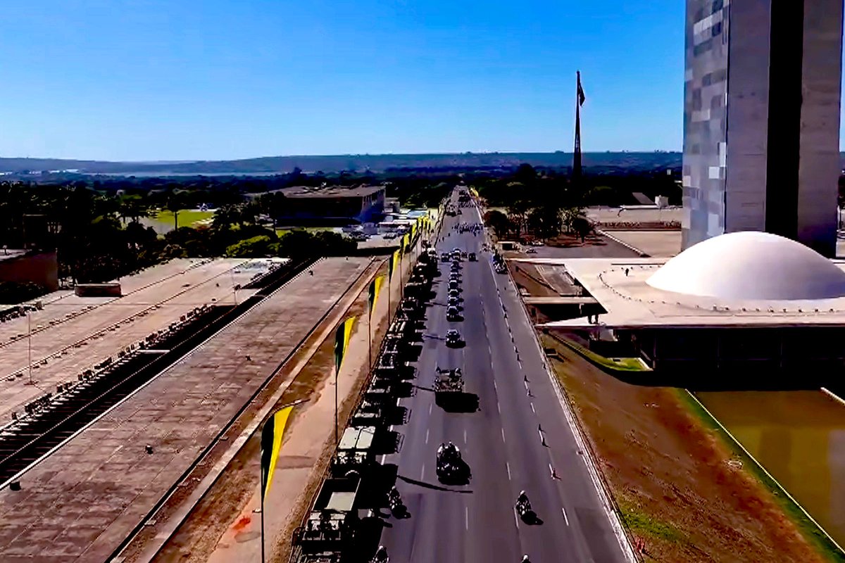 majorgabdf's tweet photo. Na primeira imagem, 7 de setembro com Bolsonaro.
Na segunda imagem, 7 de setembro com o condenado. https://t.co/WsWSoJz2j4