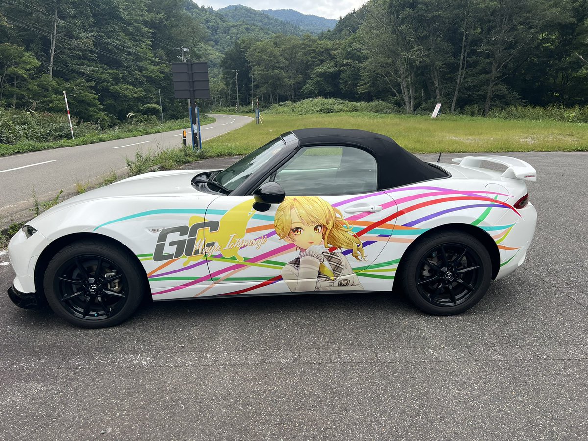 PASTICHE_fox007's tweet photo. ついにうちのロードスターが
GEMS COMPANYの一文字マヤ仕様の痛車になりました

宣言通り痛車にしたよ、マヤたそ！

イラスト・デザイン: かわち雪様( @yuki_kawachi )
施工: ラプラスデザイン様（@LaplusDesign）

#みてみてマヤたそ #マヤ壁画
#GEMSCOMPANY #ジェムカン #痛車 
#laplusdesign https://t.co/miIBHfmuZw