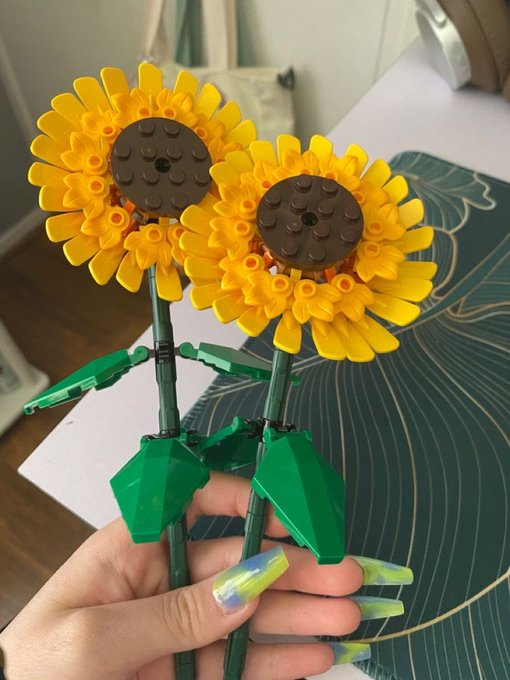 sunflowerchives's tweet photo. lego sunflowers 🌻 https://t.co/Pc7FWP9i0U