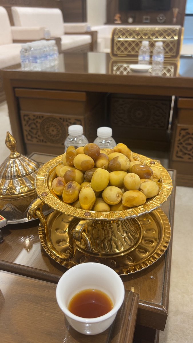 المسا من دون شوفك ولا شي
قرب وجيب دلال حبك ثواني

ابا تقهوى والحلا خدك الفي
وسامر الجلسه قصيد واغاني