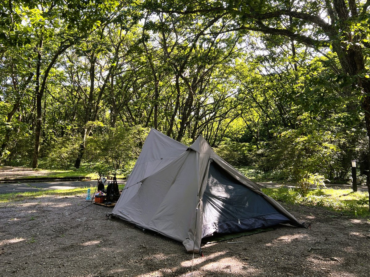 akiyuma0333's tweet photo. 9月初のSolo Camping行ってきました。

今週はEarth Pynomadは張ってみました。

なかなか良い感じです。

インナーはローコットのうえに吊るしました。

パステルのFEUERHANDもお気に入りです。

設営後のおひとり様乾杯は冷やしトマトで。

#solocamping #wholeearth
#pynomad #tipitent https://t.co/SdBsll69Hs
