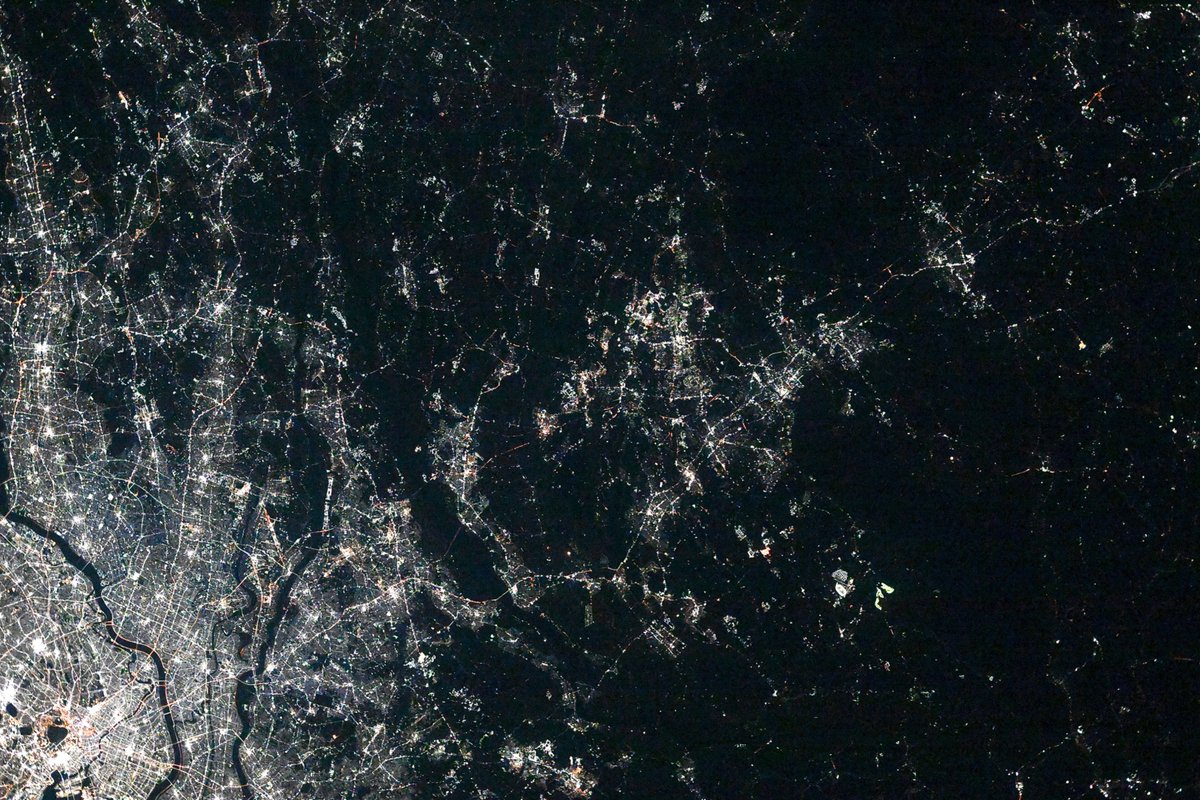 またも関東地方の紹介になってしまいますが、宝石みたいなので、つい撮影してしまうのです。4枚目には、柏市とつくば市が写っていて、地上で電車に乗って通勤していた時のことを思い出しながら撮影しました笑。