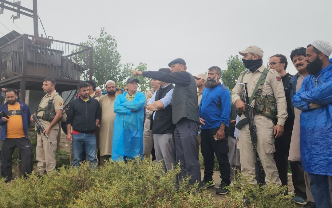 GulistanNewsTV's tweet image. DC Baramulla along with ADC Sopore monitor rising Jhelum, Wular levels in Sopore; Families shifted from low-lying.

#Sopore #Kashmir #JammuAndKashmir