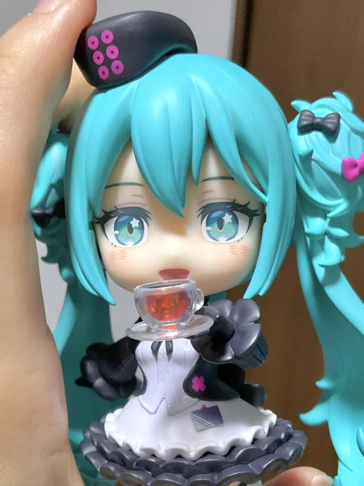 メガネちゃんだけど眼鏡無くてもかわいーい。ていうか目に星!かわいすぎ チークも繊細だなぁ