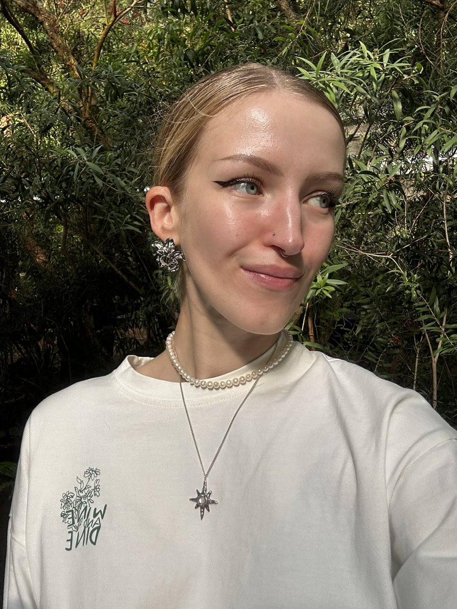 не могу принять свое лицо с надкусочными пломбами 
из-за них же не могу петь 

просто констатирую факт, что это неприятно