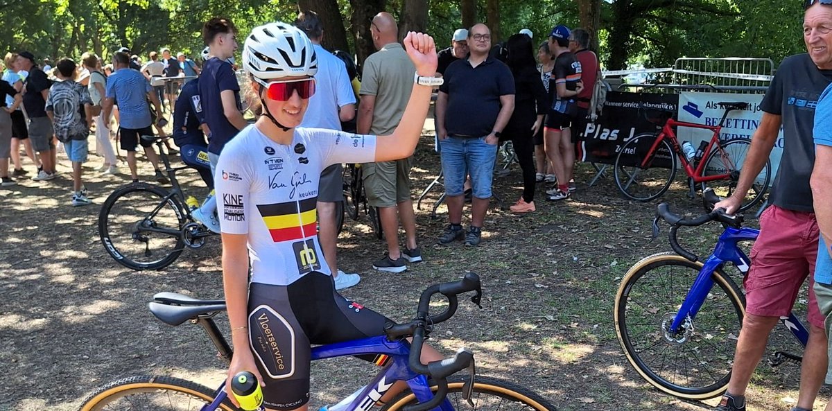 Veldrijden: Concap CX-Cup te Kessel.

Belgisch kampioene Lentel Huys pakt overtuigend de zege bij de nieuwelingen. “Ook ik probeer om de vriendinnen mee op de fiets te krijgen.”
veldritkrant.be/nieuws/2025-09… credits Lieven Verheyen