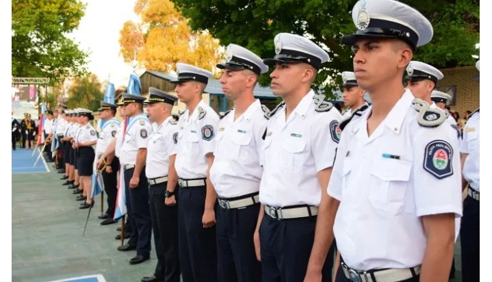ESCÁNDALO!
El gobierno de Entre Ríos ,que me tiene castigado,contrató un pastor para abordar la salud mental de los policías .
Varios efectivos policiales se han suicidado este año abrumados por el trabajo, abuso y demás. 
Una falta de respeto lo del gobierno.