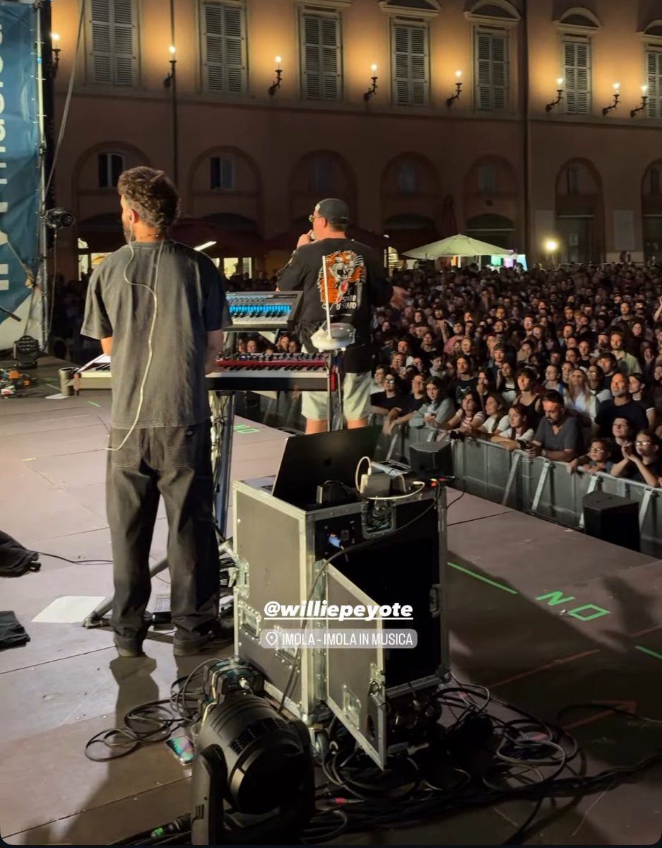 capitacosi_'s tweet photo. finché tu sarai su quel palco io sarò tra la gente❤️‍🩹 https://t.co/f39g5xnrWK