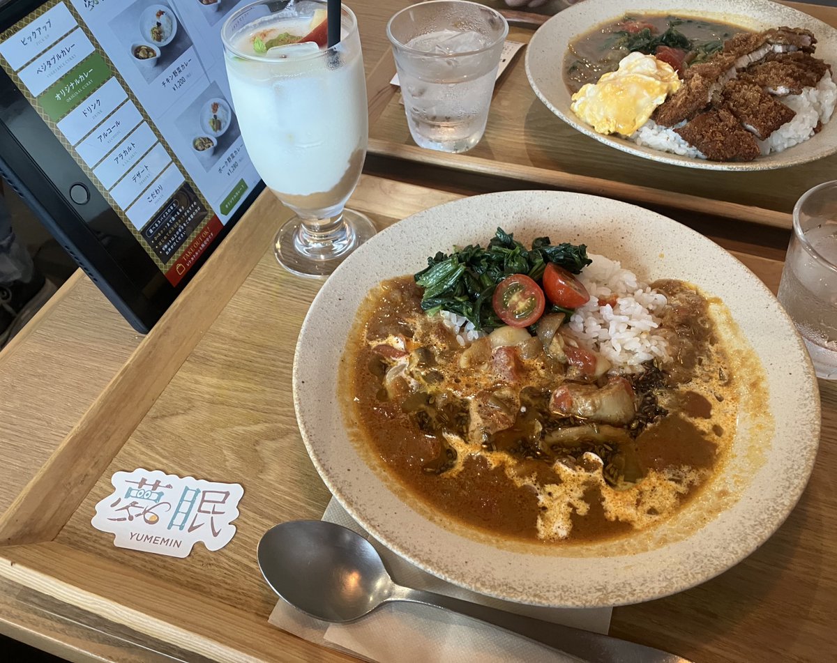 nocha3inc's tweet photo. スパイス効いてるけど、辛すぎずで超美味しかった〜！
マスタードシードの香ばしさが良いアクセントになってて食べやすかった🫶🏻
アップルシナモンラッシーとの相性も最高🍎🍛
小盛りは値引きありなのもありがたい🥲
今度は1人でも食べに行こ🥳
ネオカツカレーも美味でした♡
#夢眠カレー
#mumincurry https://t.co/ulVKRjxkL4
