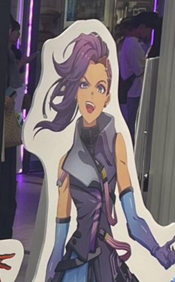 uw_say's tweet photo. @aubreyunivrs Idk shes just not a 3d model with dynamic shading, I bet her forehead in both pics is the same shade https://t.co/q0m7hruBz3