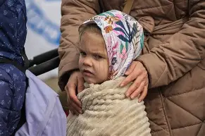 Plus de 41100 signatures à 1 5 heures ce dimanche 7 septembre . Continuons à diffuser, à signer sans relâche . Je rappelle qu'un bébé de un an a été assassiné par Poutine cette nuit et que la planète entière regarde sans bouger . Slava Ukraini ! Ne lâchons rien .